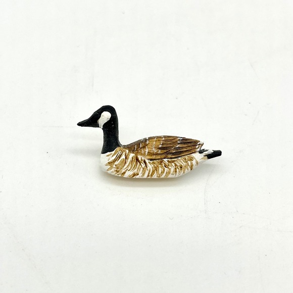 Goose Pin Brooch Figurine‎ Bird Lover Gift Animal Lapel Accent Wood - Picture 1 of 3